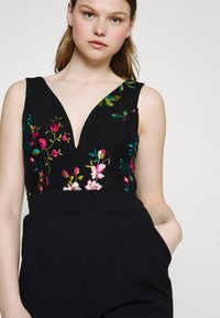 WAL G. PRINT CONTRAST PLUNGE  - Kombinezonas - black floral