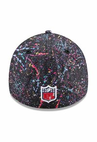 Schwarze Kappe mit einem mehrfarbigen Spritzmuster, auf der Rückseite mit einem gestickten NFL-Logo und zwei Belüftungslöchern.