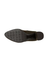 Braune Wildleder-Boots mit spitzem Fuß, von unten gezeigt, mit gemusterter Gummisohle und Blockabsatz.
