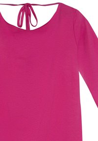 Sukienka z długim rękawem i okrągłym dekoltem w intensywnym różowym kolorze. Miękka tkanina o gładkiej fakturze oraz wiązanie na plecach przy dekolcie.