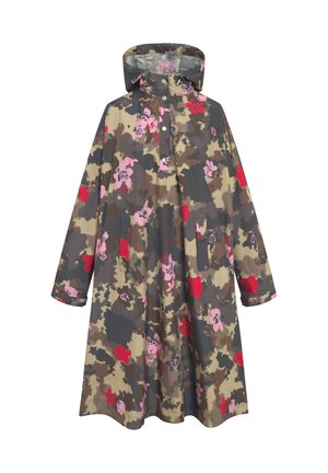 Impermeable, chaqueta de lluvia con estampado de camuflaje y capucha. Presenta acentos florales en rosa y rojo, cierre de botón y dos bolsillos laterales.