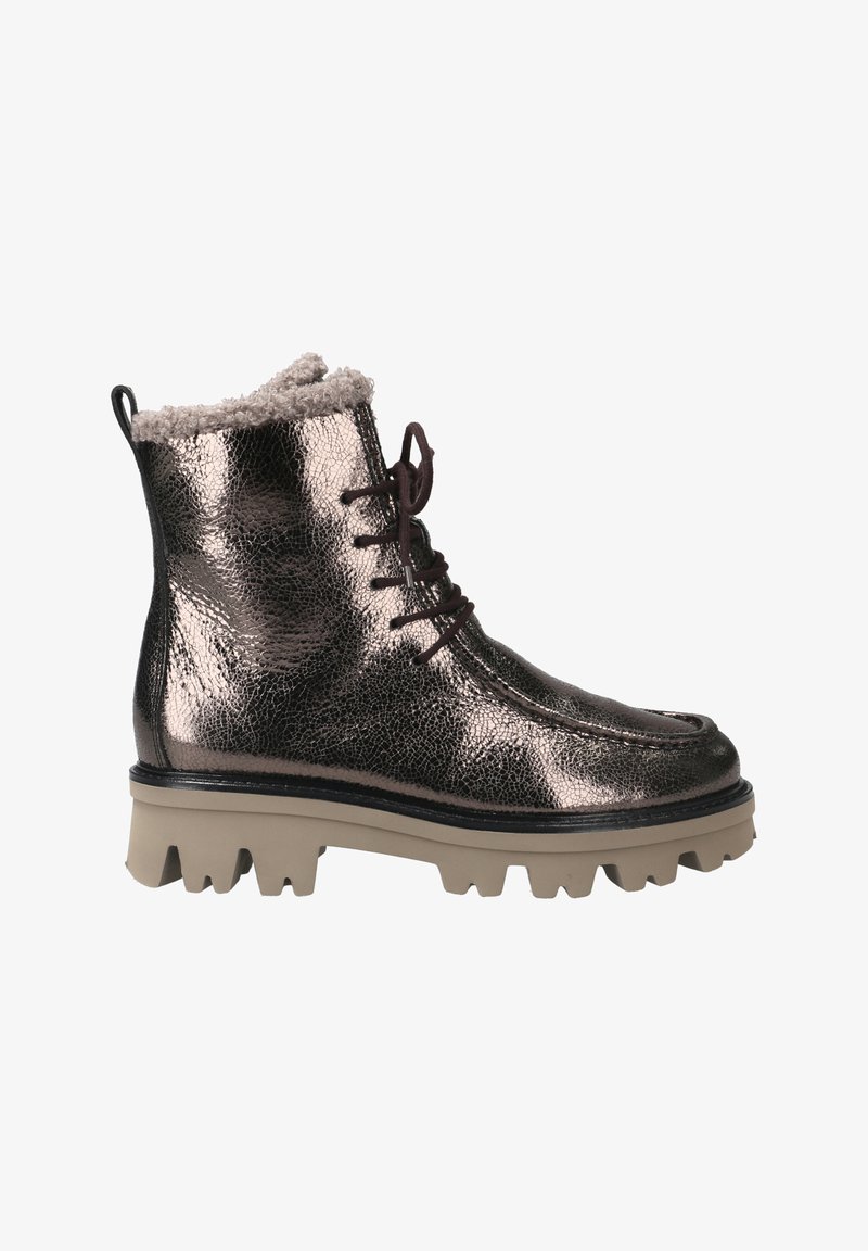 Botín metálico bronce con cordones y acabado texturizado, forro de piel sintética y suela beige resistente. Presenta ojales y un diseño de punta redondeada.