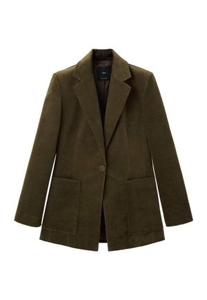 Blazer verde oliva hecho de tejido texturizado, con un cierre de un solo botón, dos bolsillos frontales y un diseño de solapa clásica.