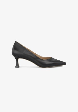 Zwarte leren pump met een spitse neus en een unieke vierkante hak. Glad textuur, minimalistisch ontwerp en een neutrale kleur interieur.