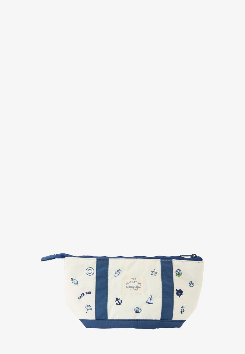 Petite pochette crème et marine à fermeture éclair avec broderie sur le thème nautique, comprenant des coquillages, une ancre, une étoile de mer et le texte "Cape Cod".