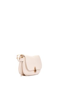 Borsa a tracolla realizzata in pelle testurizzata color crema, con chiusura a pattina e gancio dorato, oltre a una tracolla regolabile per maggiore comodità.
