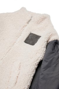 Fleece jack in lichtroze met een gestructureerde, fluffy buitenkant. Voorzien van een gladde donkergrijze voering en een leren patch met een gegraveerd ontwerp.