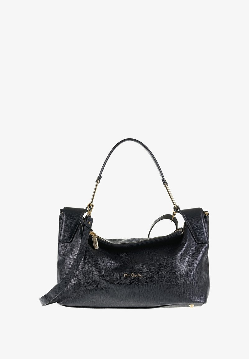 Borsa a mano in pelle nera con dettagli in hardware dorato, manico superiore, tracolla e logo Pierre Cardin sul davanti.