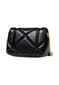 Borsa a tracolla in pelle nera con un design trapuntato a triangolo, dotata di una catena dorata e una texture liscia. Forma rettangolare compatta.