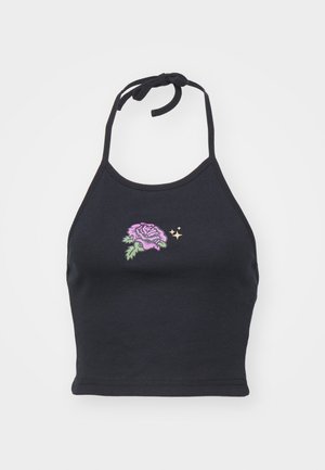 Melnā halter top no mīksta kokvilnas ar izšūtu rozā rozīti un zaļām lapām. Iespējas ietver saišu siksnu un pieguļošu dizainu.