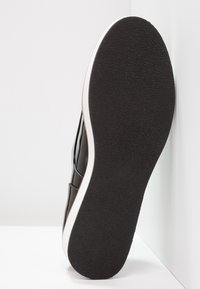 Call it Spring Derbies - black