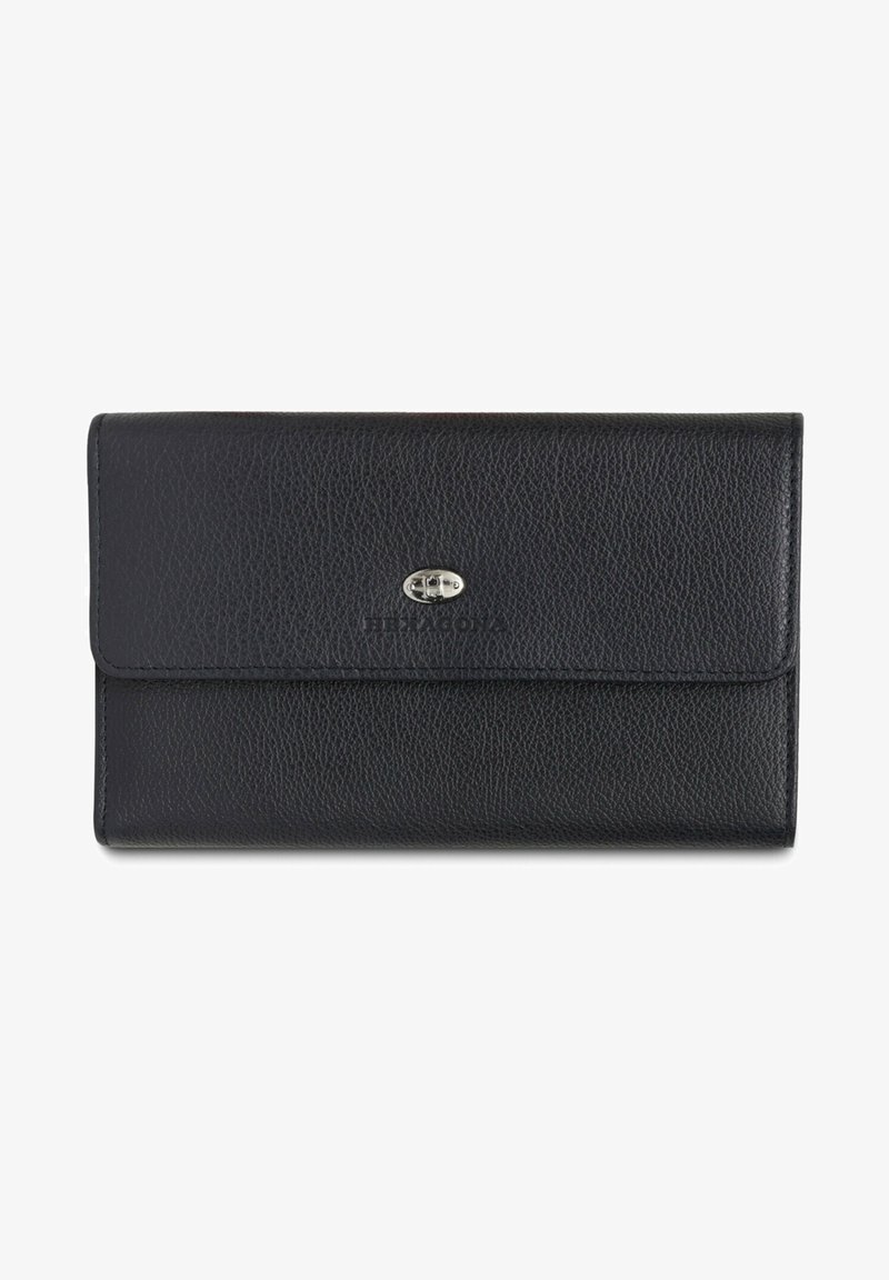 Portafoglio in pelle nera con superficie texturizzata, forma rettangolare e una chiusura in metallo argentato con logo impresso sul davanti.