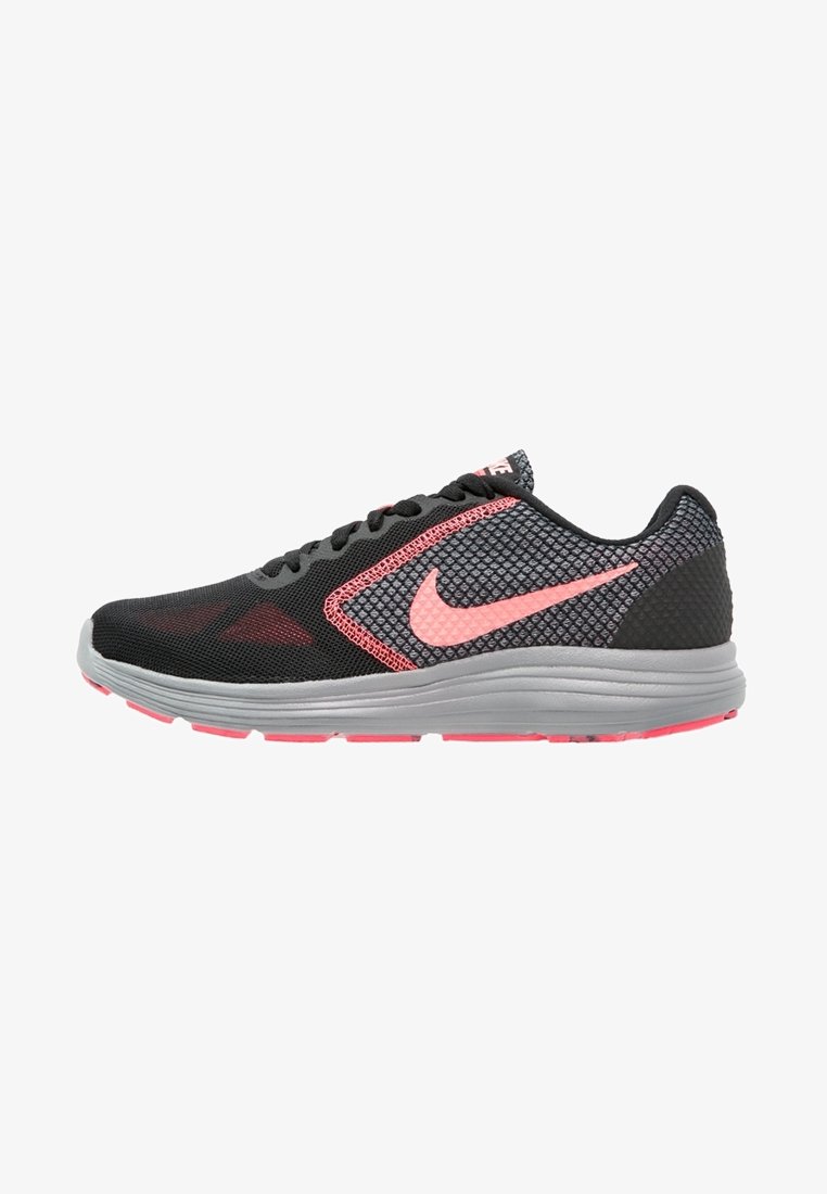Chaussure de course Nike noire et grise avec le logo Swoosh rose et des accents assortis, semelle grise, et conception en maille respirante.