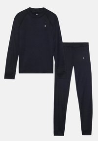 Ensemble thermique pour homme en bleu marine foncé, comprenant un haut à manches longues à col rond et un pantalon ajusté, fabriqué en tissu doux, avec un minimalisme dans le détail de la marque.