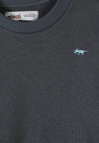 Tumehall laste särk soonikkoelise kraega, väike helesinine tikkitud kass rindkere peal, suuruse silt näitab 3-4 aastat.