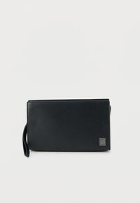 Μαύρο τσαντάκι από δέρμα με λεία υφή, ορθογώνιο σχήμα, κλείσιμο με φερμουάρ και λουράκι για τον καρπό. Διαθέτει ένα μικρό ανάγλυφο λογότυπο στο μπροστινό μέρος.