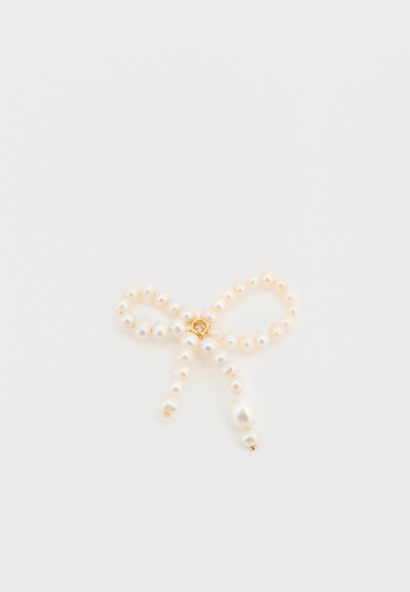 Accesorio para el cabello en forma de cinta con perlas, adornado con cuentas iridiscentes y un detalle dorado en el centro, con dos mechones largos colgando hacia abajo.