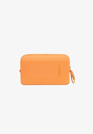 Estuche de viaje rígido rectangular de color naranja con cremallera y correa para la muñeca, diseño texturizado y logo de "American Tourister" en el frente.