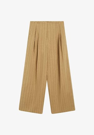 Weit geschnittene beige Hose mit dezenten vertikalen Nadelstreifen und Falten vorne, gefertigt aus weichem, strukturiertem Stoff.
