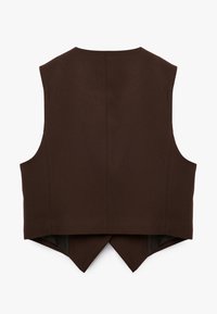 Chaleco marrón sin mangas con un diseño estructurado, que presenta un dobladillo trasero en forma de V, textura suave y detalles de costura mínimos.