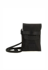 Borsa a tracolla in pelle nera con chiusura a patta, cinturino regolabile e etichetta patch esterna. Texture liscia e design compatto.