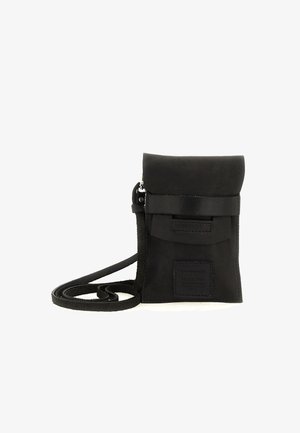 Borsa a tracolla in pelle nera con chiusura a patta, cinturino regolabile e etichetta patch esterna. Texture liscia e design compatto.