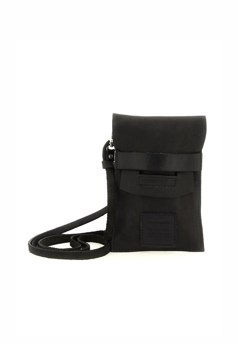 Borsa a tracolla in pelle nera con chiusura a patta, cinturino regolabile e etichetta patch esterna. Texture liscia e design compatto.