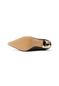 Scarpa nera di pelle con tacco alto, punta affusolata e suola in gomma beige. Presenta un'accents dorato lucido sul tacco. Texture liscia, design elegante.