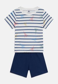 Pasiasty bawełniany T-shirt z wzorem wieży Eiffla w różnych kolorach, w połączeniu z granatowymi szortami. Miękka tkanina i wygodny krój.