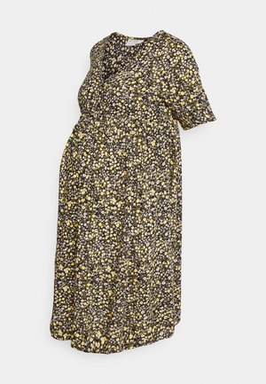 Vestido de maternidade floral com fundo preto, apresentando mangas curtas, decote em V e padrões de flores amarelas e roxas. Tecido suave.