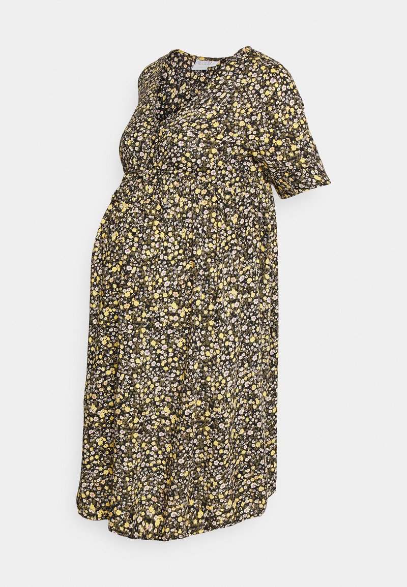 Vestido de maternidade floral com fundo preto, apresentando mangas curtas, decote em V e padrões de flores amarelas e roxas. Tecido suave.