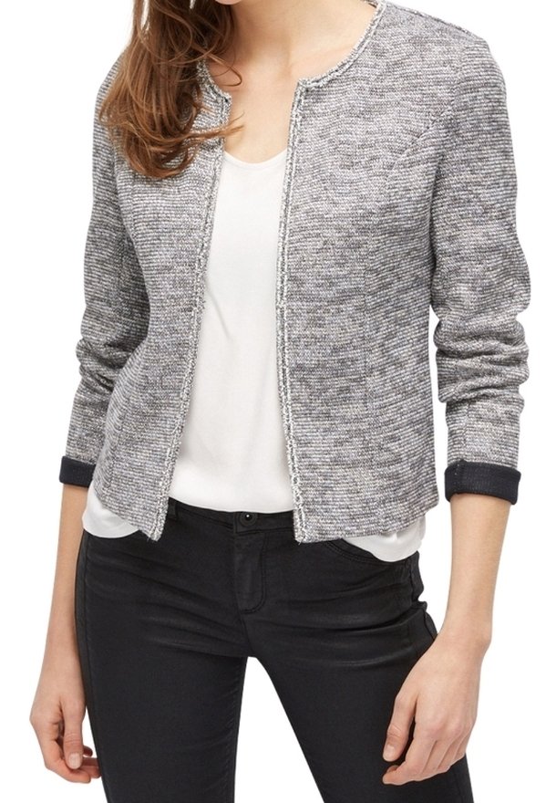 Chaqueta texturizada en gris y blanco con cuello redondo, apertura frontal y acentos negros en los puños. Presenta un diseño elegante y ajustado.