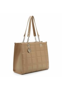 Sac à main en cuir matelassé beige clair avec deux poignées supérieures et des accents en chaîne en métal argenté. Comprend un charm en forme de cœur décoratif.