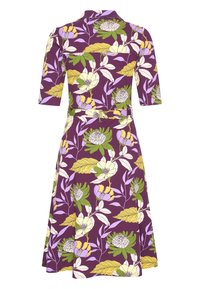 Kukallinen mekko, jossa on violetti pohja, keltaiset ja vihreät yksityiskohdat, kolmanneksiosat hihat, vyö ja levenevä hame.