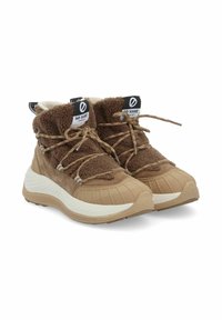 Braune Schuhe mit einer flauschigen Oberseite, die eine dicke Sohle, Schnürsenkel und eine ausgeprägte Zehenbox aufweisen. Akzente umfassen ein Logo auf der Zunge.
