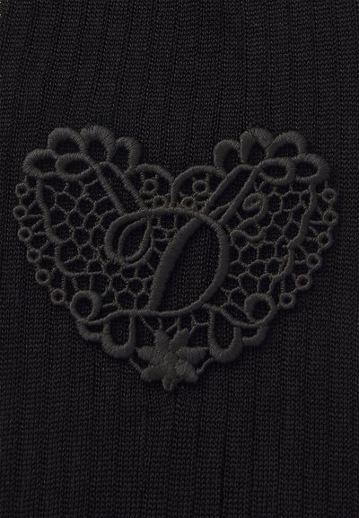 Sort strikking, der har et detaljeret mørkt broderet blonderhjerte-design med et centralt stiliseret "D" og blomstrede accenter.