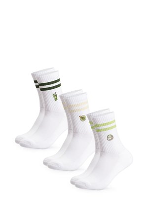 Drei Paar weiße Crew-Socken mit farbigen Doppelstreifen und kleiner grüner Getränke-Stickerei auf jedem Paar, nebeneinander angeordnet.