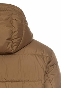 Brun pufferjakke med hætte, quiltet design og glat tekstur. Der er horisontale sømme på ryggen og en rund krave.