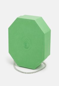 Zaļš astoņst�ūra formas somiņa ar teksturētu virsmu, iepresēta gulbja logo un sudraba ķēdes siksniņu. Izmērs aptuveni 15 cm.