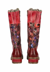 Stivali alti con tomaia in pelle rossa testurizzata, altezze in tessuto a motivo floreale, dettagli marroni e suole decorati. Completati da accessori alla caviglia.