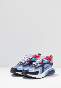 Buty sportowe Nike z niebiesko-czarną siateczkową cholewką, czerwonymi akcentami, białymi sznurowadłami oraz widoczną poduszką powietrzną w podeszwie.