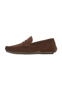Braune Wildlederslipper mit abgerundetem Zeh, gestickten Akzenten und einer Gummisohle mit strukturierten Griffmustern. Seitenansicht dargestellt.