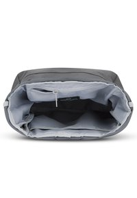 Sac en tissu gris au toucher lisse. Contient un intérieur doublé, une poche zippée et des compartiments d'organisation. La vue ouverte montre la disposition intérieure.