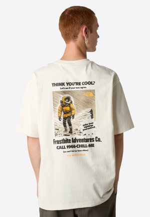 EXPEDITION TEE - T-shirt print - white dune summit gold