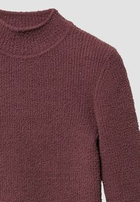 Sweter z długim rękawem, teksturowany, w głębokim burgundzie z wysokim, prążkowanym kołnierzem typu golf.