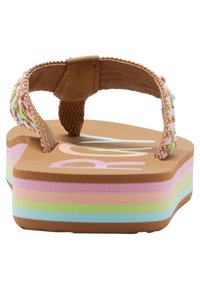Brun flip-flop med en flätad pastellrem, som har en texturerad sula och en flerfärgad randig plattform i pastellnyanser.