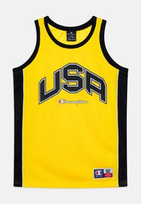 Canottiera da basket gialla con pannelli laterali neri, con la scritta "USA" in bold nero e il logo "Champion" in bianco. Tessuto a rete, design senza maniche.