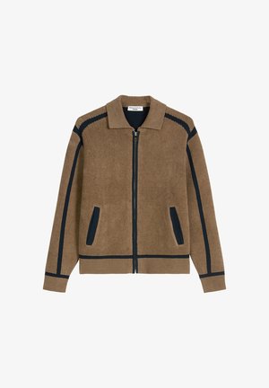 Cardigan marron en tricot avec une fermeture éclair à l'avant, bordure bleu marine et deux poches latérales. Il présente un col à revers et des motifs contrastés le long des manches.