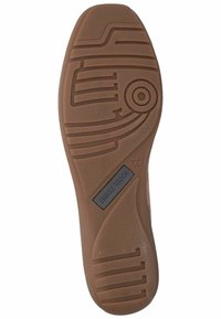 Suela de zapato con una superficie de goma marrón texturizada, con surcos y patrones. La etiqueta dice "Josef Seibel" en un inserto rectangular.