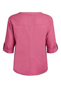 Camicia di lino rosa con maniche a tre quarti arrotolate e scollatura rotonda. Presenta una texture semplice e liscia e un design con schiena dritta.